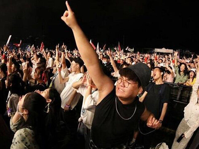 Dünyanı virusa yoluxdurub, özləri belə əylənirlər - FOTO