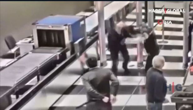 Hava limanında təhlükəsizlik yoxlanışından keçmək istəməyən sərnişin mühafizəçiyə hücum etdi - VİDEO