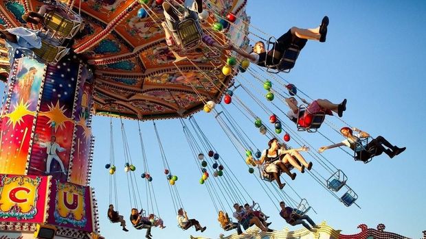 Attraksionun qəfil dayanması ilə uşaqlar bir-birlərinə çırpıldı: Səkkiz yaralı - VİDEO