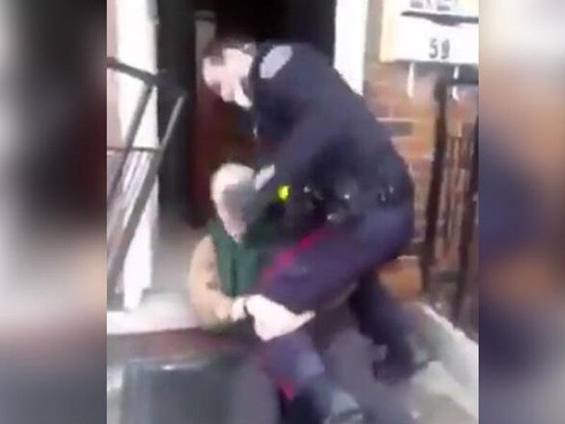 Kanada polisindən DƏHŞƏTLİ ƏMƏL: Qoca kişini yumruqlayıb... - VİDEO