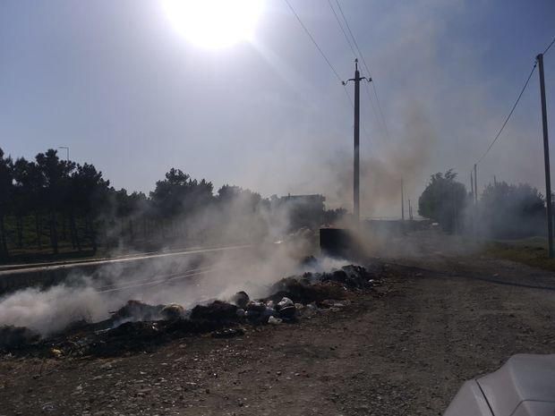 Улица в абшеронском поселке утопает в мусоре, который не вывозят, а просто сжигают - ФОТО