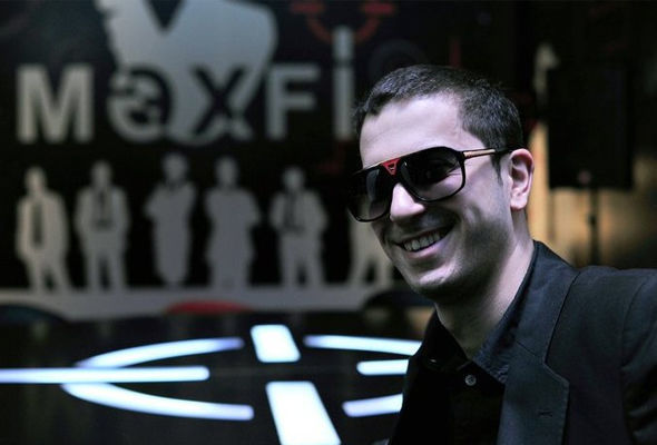 Yerli televiziyanın məşhur siması rumıniyalı müğənninin prodüseri oldu - VİDEO