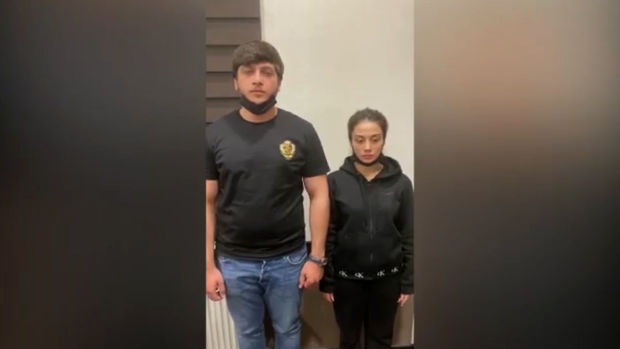 Bakıdakı marketdə məhsulları yararsız hala salan qız və oğlan saxlanıldı - VİDEO