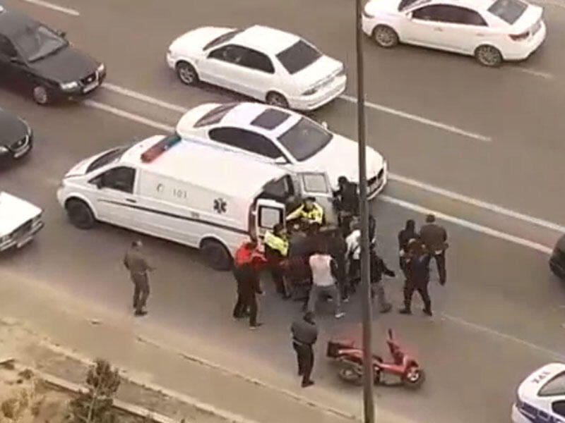 Bakıda külək motosikleti aşırıb, sürücü xəsarət alıb - VİDEO