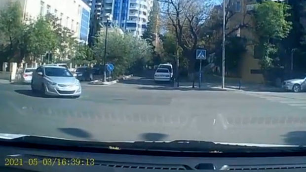 В Баку мать с двумя детьми чудом спаслась от аварии - ВИДЕО