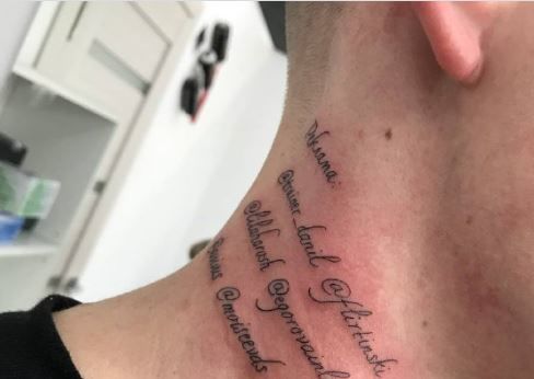 Rusiyalı bloqer boynunu reklam yeri kimi satdı – FOTO