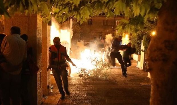 İsrail polisi ilə fələstinli gənclər arasında qarşıdurma: Yüzlərlə yaralı var - VİDEO