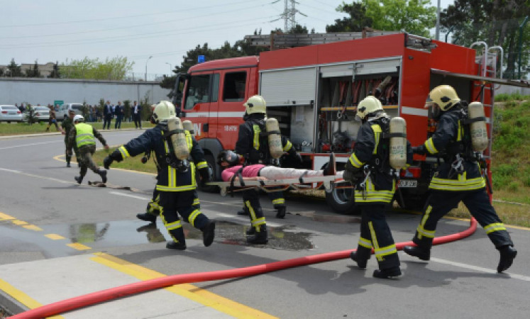 SON DƏQİQƏ! Bakıda yaşayış binasında yanğın - XƏSARƏT ALANLAR VAR