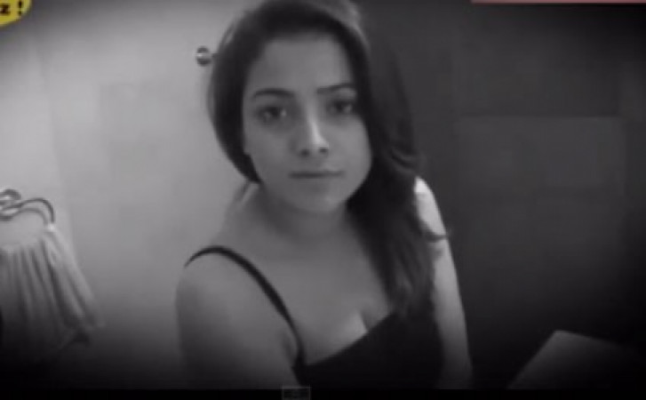 Hamamda soyunub kameraya çəkən qız GÖRÜN KİM İMİŞ - FOTO