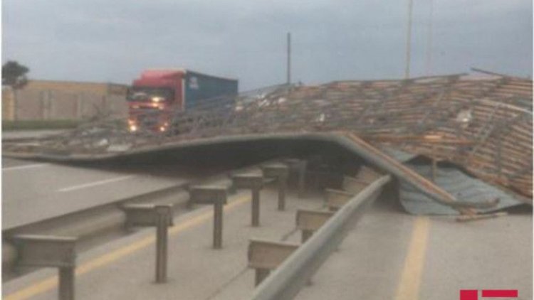 Güclü küləyin fəsadları: Bakı-Qazax yolu bağlandı - Fotolar