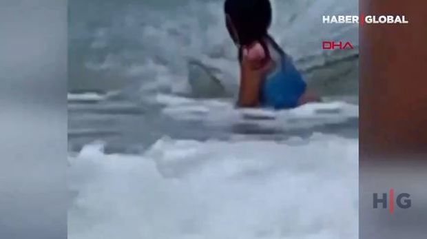 Uşağın köpək balığından xilas olma anı - VİDEO
