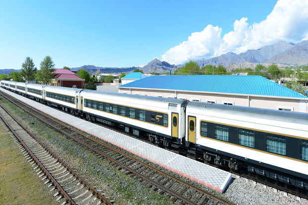 Prezident Ordubad dəmir yolu stansiyası ilə tanış oldu