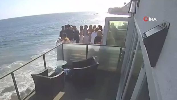 ABŞ-da bir malikanənin dənizə tərəf olan eyvanı çökdü: Ağır xəsarət alanlar var - VİDEO