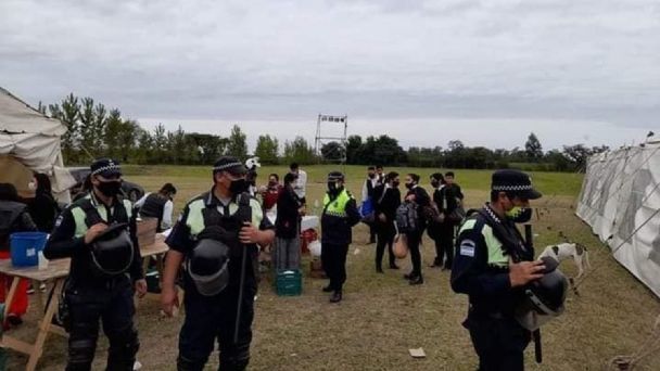 В Аргентине чиновник в пандемию пригласил 400 гостей на 15-летие дочери - ВИДЕО