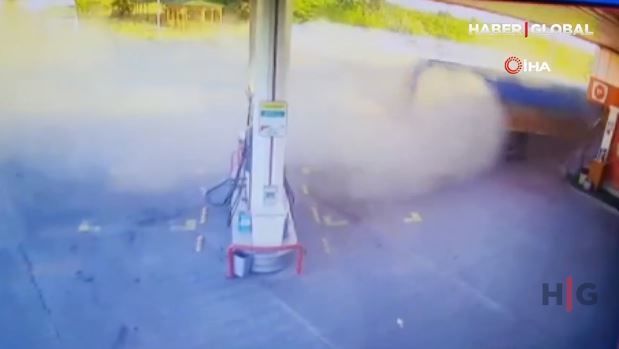 Türkiyədə qoşqulu yük avtomobili yanacaqdoldurma məntəqəsinə çırpıldı – VİDEO