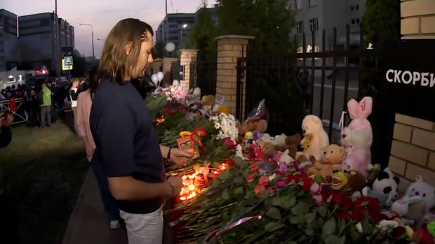 Kazanda qətliamda ölən məktəblilərin xatirəsi anılır - VİDEO