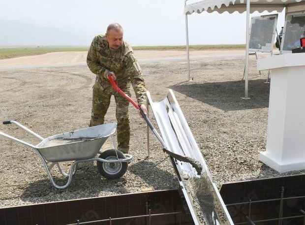 Президент Ильхам Алиев заложил фундамент новой мечети в Шуше