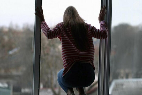 Qadın 3-cü mərtəbədən YIXILDI