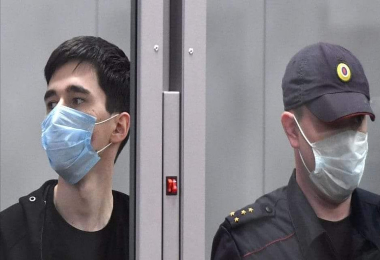 Kazanda orta məktəbə silahlı hücum edən şəxs törətdiyi cinayəti etiraf edib