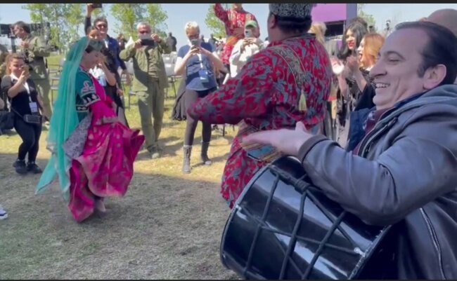 Əli və Samirənin Cıdır düzündə şıdırğı rəqsi - Video