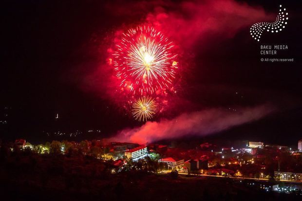 Кадры салюта по завершении фестиваля 