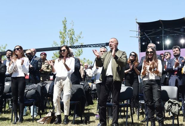 Mehriban Əliyeva “Xarıbülbül” festivalının qala-konsertindən paylaşım etdi - VİDEO