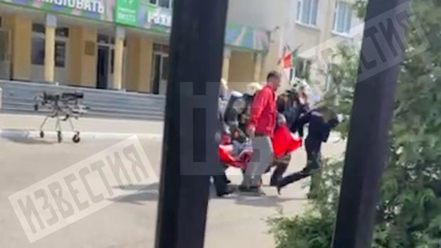 Kazan gimnaziyasında atışmanın ilk dəqiqələri ilə bağlı kadrlar yayılıb - VİDEO