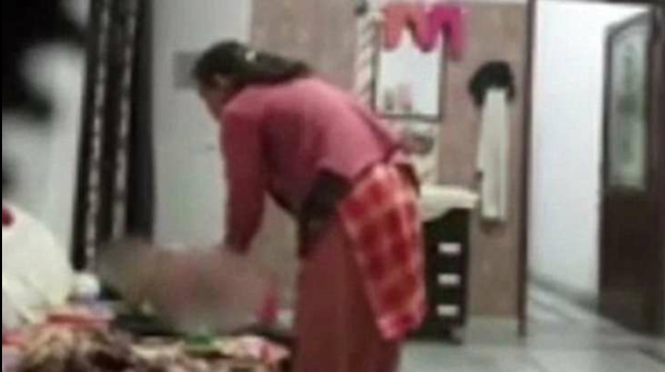 DƏHŞƏT ! Dayə körpə uşağı amansızca döyür +18 VİDEO