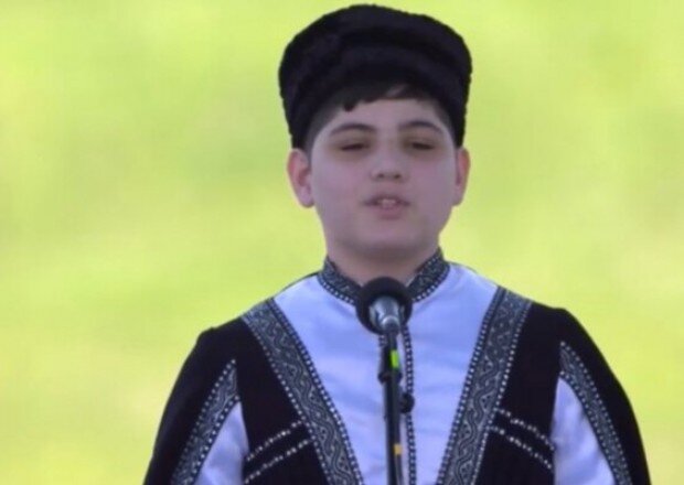 Prezidenti kövrəldən gənc xanəndə GÖRÜN KİMİN OĞLUDUR - VİDEO