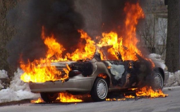 Bakıda avtomobil yanıb