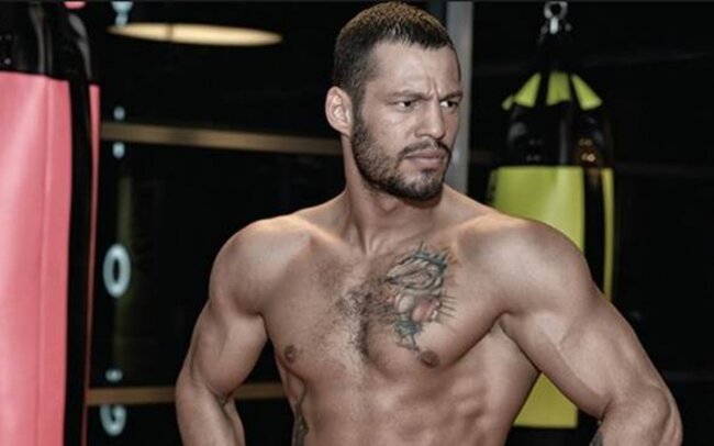 Pula görə arvadını hovuza atdı - Video