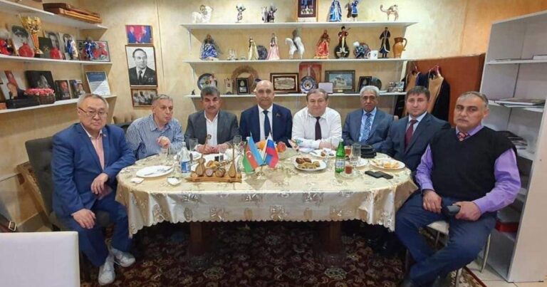 Nizami Gəncəvinin şərəfinə “Bakılı balasıyam” ifa etdirib, “Xəmsə”ni yedilər - Moskvada / FOTO/VİDEO