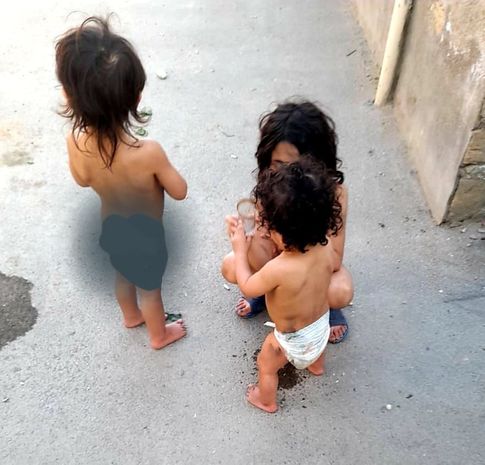 Azərbaycanda ana dörd uşağını küçədə saxlayır? - İDDİA