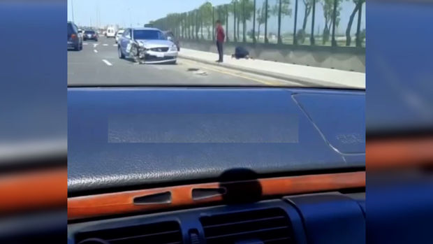 Bakıda ağır qəzadan xilas olan sürücü küçədə namaz qıldı - VİDEO