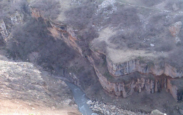 Qubada iki qardaş qayalıqdan çaya yıxıldı, biri öldü