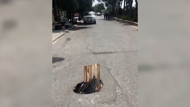 Bakıda qeyri-adi “bərpa” üsulu: Çuxuru yeşiklə doldurdular - VİDEO