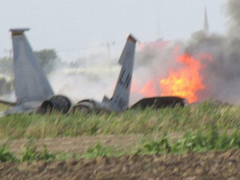 Belarusda hərbi təyyarə evə çırpılıb - Ölən var