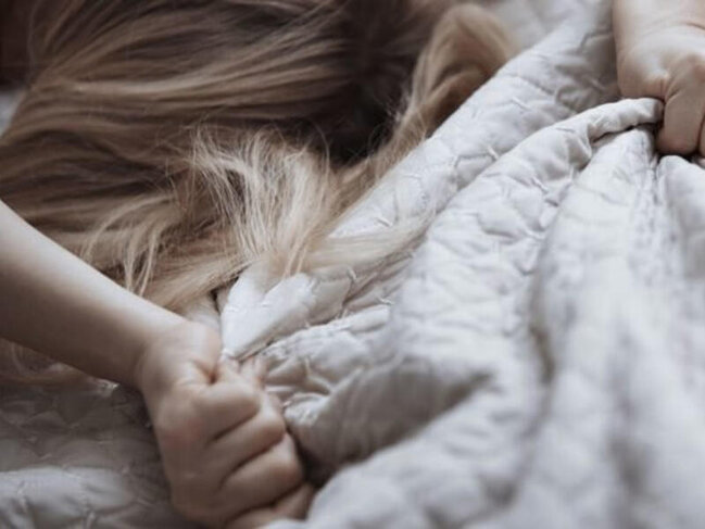 Əri Rusiyada olan qadın tanış olduğu kişi ilə saunada: 