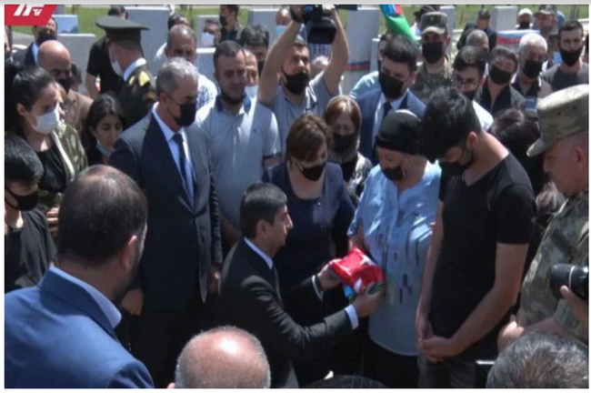 Azərbaycanda icra başçısı şəhid anasının qarşısında diz çökdü — VİDEO