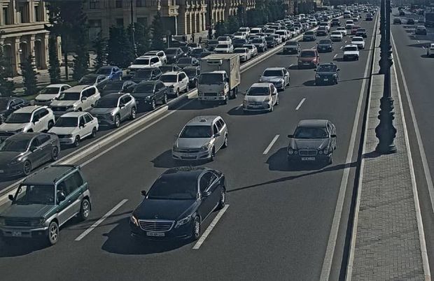 На главных проспектах Баку наблюдается плотность движения транспорта - ФОТО