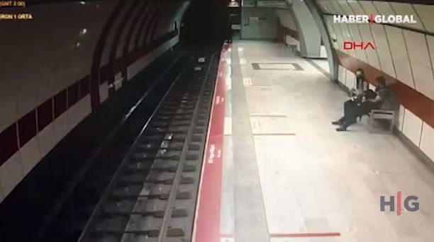 İstanbul metrosunda dəhşət: Qadın özünü qatarın altına atdı – VİDEO