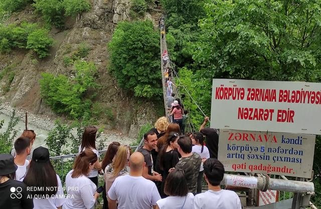 İsmayıllıda qadın bələdiyyə sədri məşhur Zərnava körpüsündən milyonlar qazanır - İDDİA