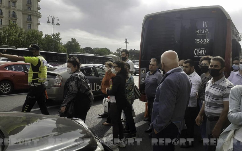 Bakıda sərnişin avtobusu qəzaya düşüb