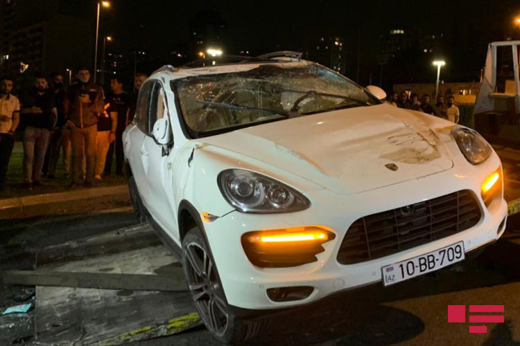 Bakıda qadın sürücü “Porsche”ni aşırdı - hadisə yerindən VİDEO