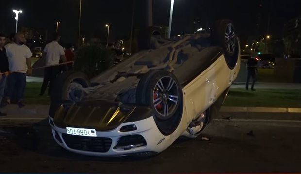 В Баку перевернулся Porsche : женщина-водитель получила тяжелые травмы - ВИДЕО