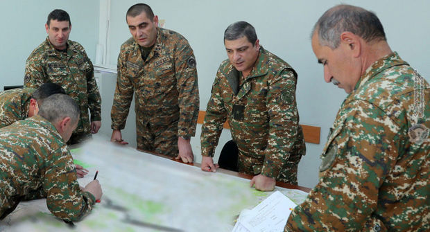 Ermənistan hökuməti hərbçiləri yeni vəzifələrlə ələ almağa çalışır