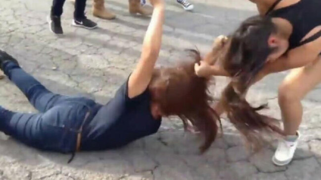 Bakıda BİABIRÇILIQ: 2 tələbə qız oğlan üstündə SAÇYOLDUYA ÇIXDI - VİDEO