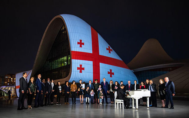 Heydər Əliyev Mərkəzinin binası Gürcüstanın dövlət bayrağı ilə işıqlandırılıb - FOTO