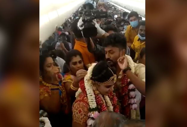 Koronavirus məhdudiyyətlərindən yayınmaq üçün toyu təyyarədə qeyd etdilər – VİDEO