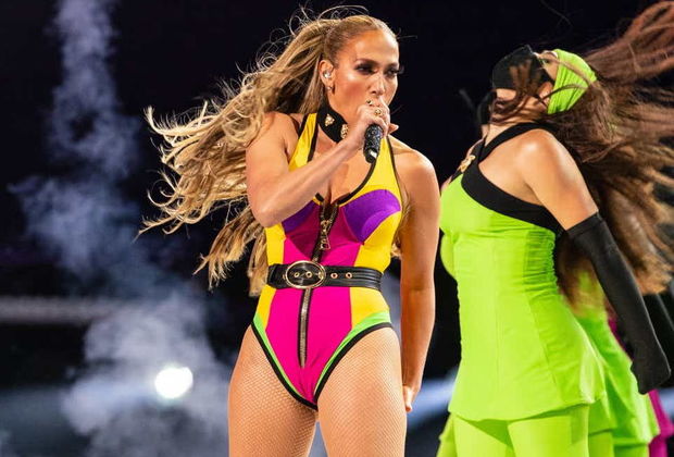 Внешний вид Дженнифер Лопес в топе и легинсах на улице вызвал споры в сети - ФОТО